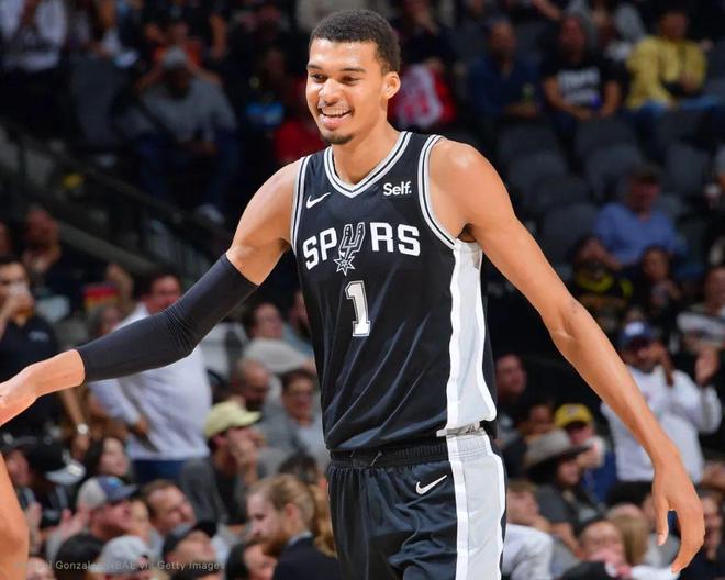 这也行？Uzi连续二十场比赛得分超过爆冷风云突变芝加哥公牛清晨外线爆发，洛杉矶湖人围绕欧联回应争议的简单介绍